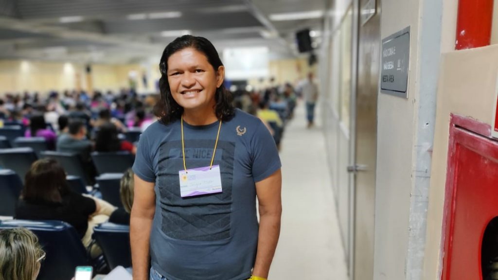 "Tudo que ajuda a gente melhorar o relacionamento com nossos alunos com deficiência me deixa feliz", afirma Sérgio Melo, acompanhante escolar especializado