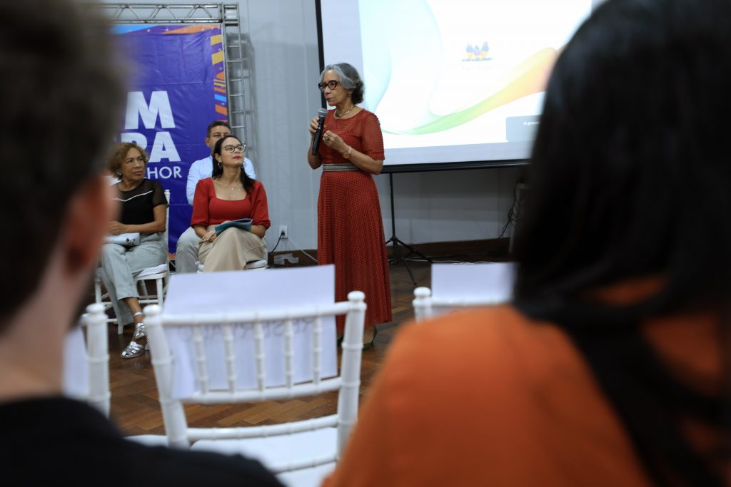 Secretária de Educação, Araceli Lemos, informou sobre a políica pública de educação antirracista na rede municipal