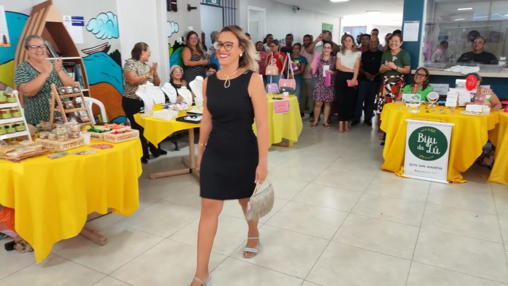 O evento encerrou com desfile de moda, apresentado pelas servidoras da Semec, usando roupas, biojoias e bijuterias vendidas na feirinha instalada por mulheres empreendedoras.