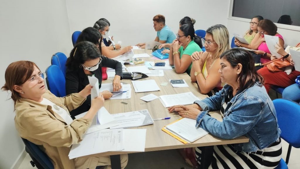 Funcionários da Semec fazem a lotação dos novos servidores