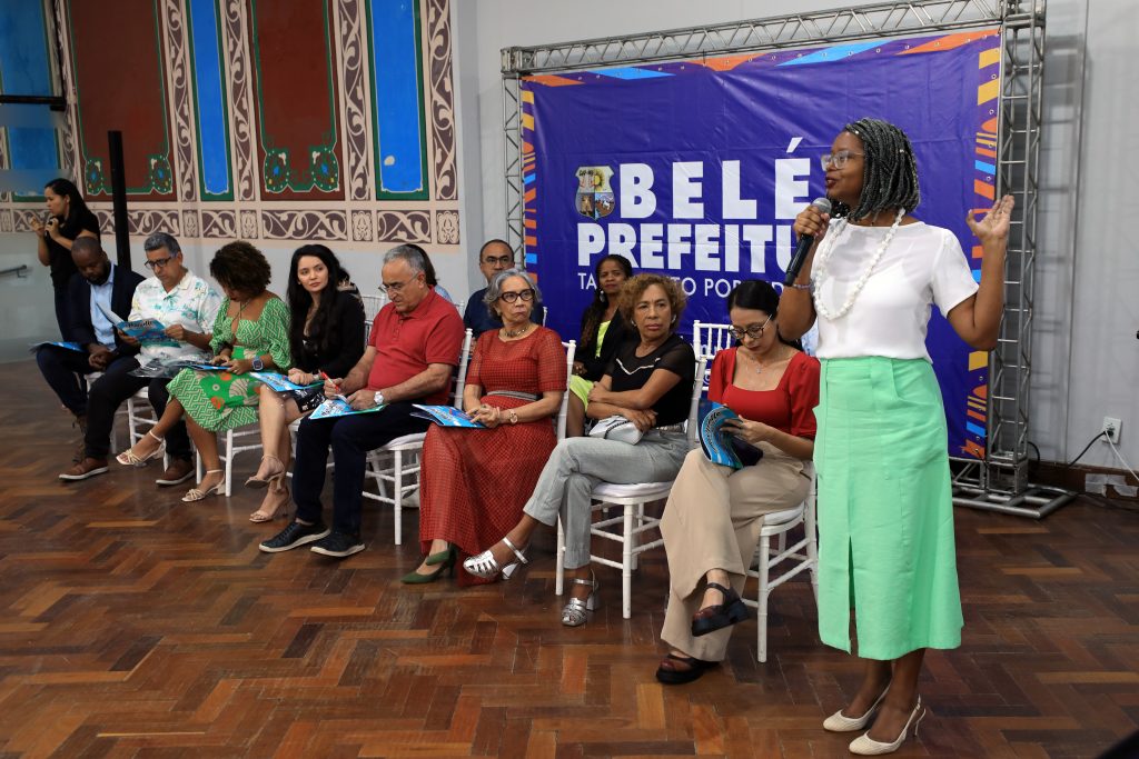 "Essa é nossa segunda edição, a primeira o tema era direitos humanos. Nesta segunda cartilha vamos discutir o racismo", explica a coordenadora do Coderer, Sinara Dias