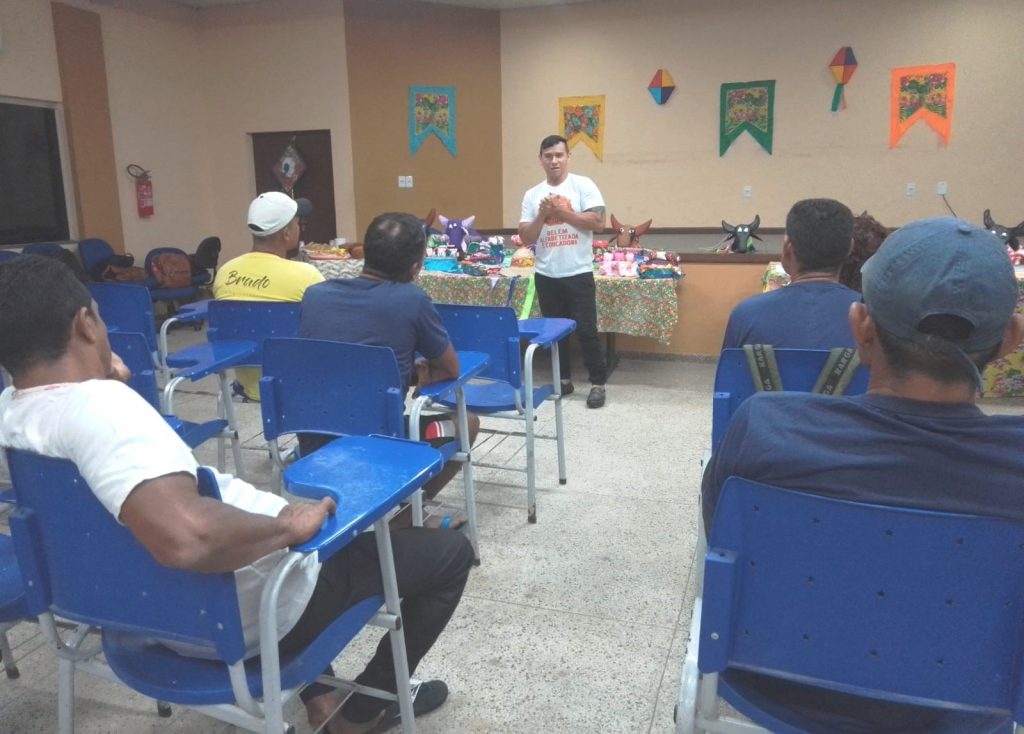 O Alfabetiza Belém atua com turmas da Educação de Jovens, Adultos e Idosos nas escolas municipais e em espaços comunitários com o auxílio de instituições públicas e movimentos sociais.