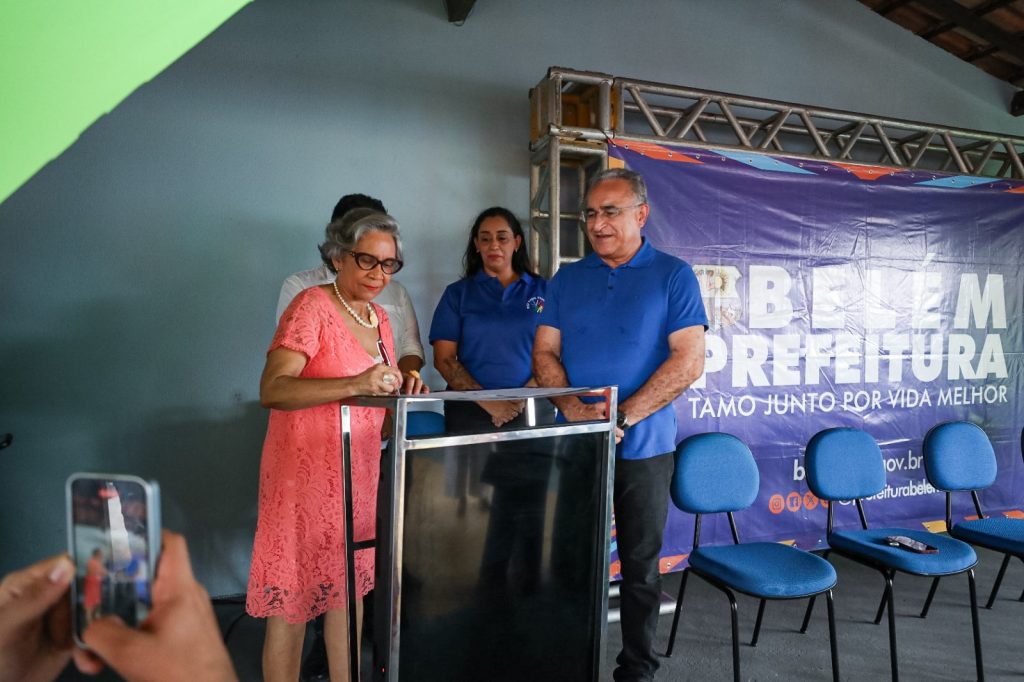 Durante a inauguração da escola, houve a assinatura do decreto municipal que oficializou a mudança do nome de nome do prédio escolar