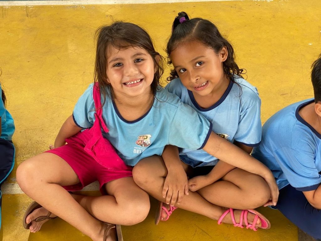 As estudantes Ágata e Maitê gostam muito das atividades da escola com brincadeiras e aprendizados