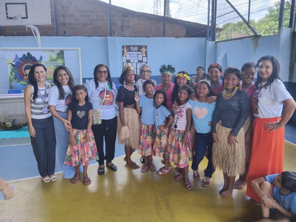 Coordenadora da Ceeiir, Núbia Alencar e a secretária de Educação, Araceli Lemos, parabenizaram os estudantes e a equipe da Escola Maria Heloísa Castro