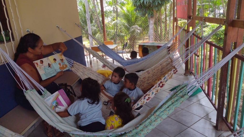 Redário literário, projeto pioneiro beneficia estudantes ribeirinhos.