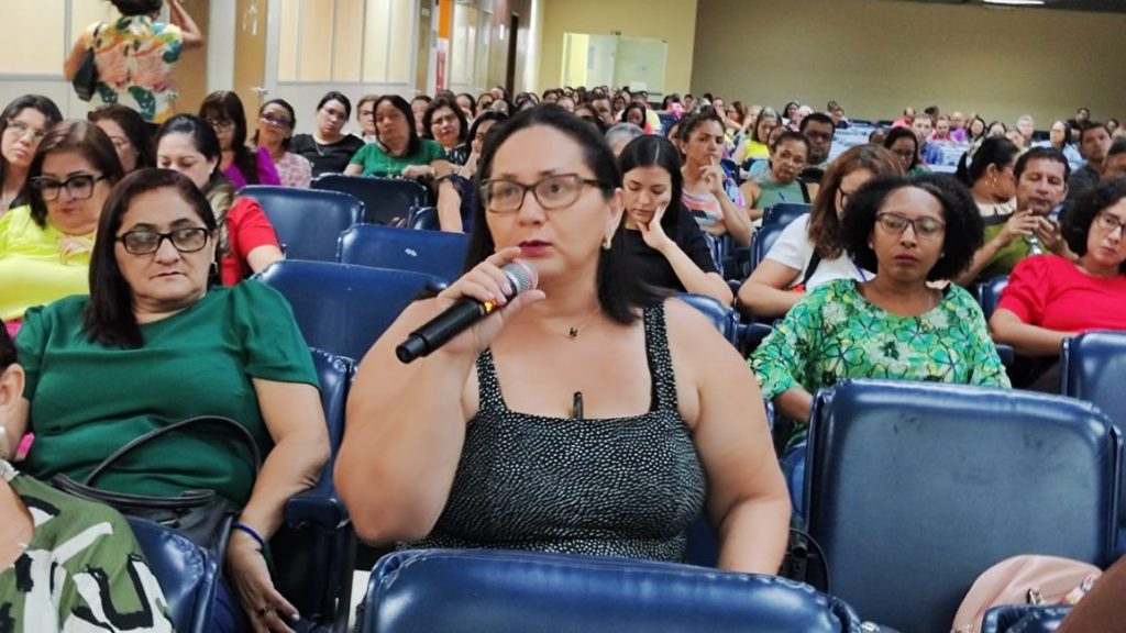 A operadora Rosa Maria Magalhães,do IFPA Belém, aproveitou o encontro para tirar dúvidas sobre o Sistema Presença, do Bolsa Família.