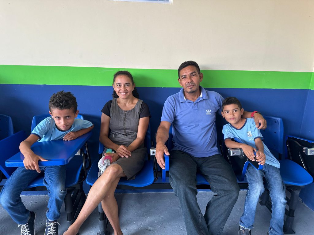 Moradores de Mosqueiro há mais de 40 anos, Alcilene e César celebram as melhorias na escola onde estudam seus dois filhos: Josué e Emmanuel.